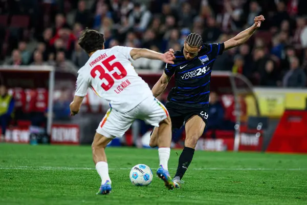 COLOGNE, GERMANY - 5 Nisan 2025: Derry Scherhant - Rhein Energie Stadion 'da 2.Bundesliga 1.FC Koeln' e karşı Hertha BSC maçı