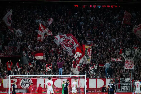 COLOGNE, GERMANY - 5 Nisan 2025: 2.B1 futbol maçı FC Koeln, Hertha BSC 'ye karşı Rhein Enerji Stadyumu' nda