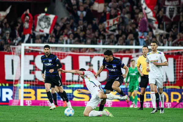 COLOGNE, Almanya - 5 Nisan 2025: 2.Bundesliga 1 'in futbol maçı. FC Koeln, Hertha BSC 'ye karşı Rhein Enerji Stadyumu' nda