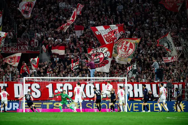 COLOGNE, Almanya - 5 Nisan 2025: 2.Bundesliga 1 'in futbol maçı. FC Koeln, Hertha BSC 'ye karşı Rhein Enerji Stadyumu' nda