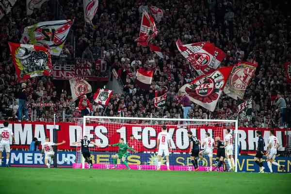 COLOGNE, Almanya - 5 Nisan 2025: 2.Bundesliga 1 'in futbol maçı. FC Koeln, Hertha BSC 'ye karşı Rhein Enerji Stadyumu' nda