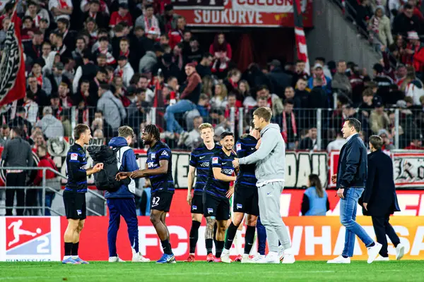 COLOGNE, Almanya - 5 Nisan 2025: 2.Bundesliga 1 'in futbol maçı. FC Koeln, Hertha BSC 'ye karşı Rhein Enerji Stadyumu' nda