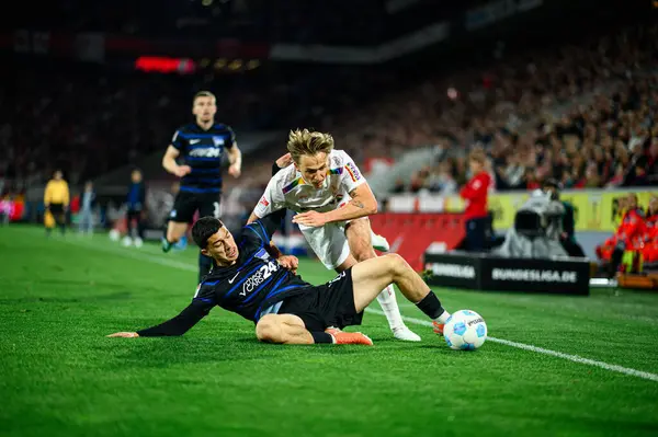 COLOGNE, Almanya - 5 Nisan 2025: 2.Bundesliga 1 'in futbol maçı. FC Koeln, Hertha BSC 'ye karşı Rhein Enerji Stadyumu' nda