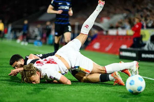 COLOGNE, Almanya - 5 Nisan 2025: 2.Bundesliga 1 'in futbol maçı. FC Koeln, Hertha BSC 'ye karşı Rhein Enerji Stadyumu' nda