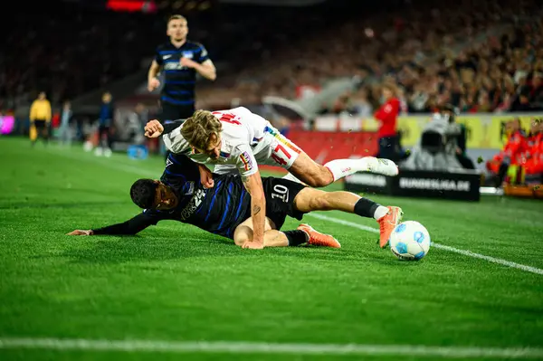 COLOGNE, Almanya - 5 Nisan 2025: 2.Bundesliga 1 'in futbol maçı. FC Koeln, Hertha BSC 'ye karşı Rhein Enerji Stadyumu' nda