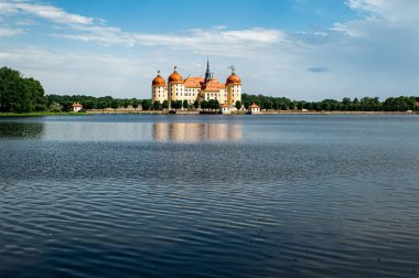 Moritzburg, Almanya - 21 Haziran 2021 Schloss Moritzburg. Barok sarayı bir göl ile çevrilidir. Moritzburg 'un heyecanlı bir günü. Saksonya 'da harika bir yaz, Avrupa' da. Seyahat konsepti arka planı