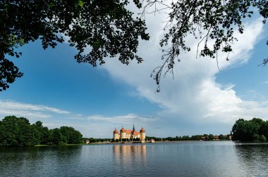 Moritzburg, Almanya - 21 Haziran 2021 Schloss Moritzburg. Barok sarayı bir göl ile çevrilidir. Moritzburg 'un heyecanlı bir günü. Saksonya 'da harika bir yaz, Avrupa' da. Seyahat konsepti arka planı