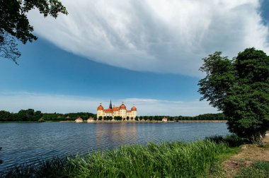 Moritzburg, Almanya - 21 Haziran 2021 Schloss Moritzburg. Barok sarayı bir göl ile çevrilidir. Moritzburg 'un heyecanlı bir günü. Saksonya 'da harika bir yaz, Avrupa' da. Seyahat konsepti arka planı