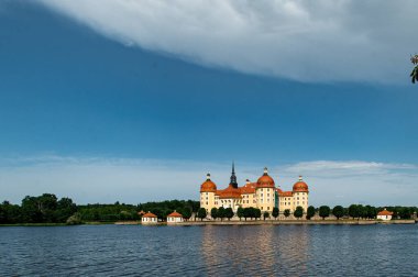 Moritzburg, Almanya - 21 Haziran 2021 Schloss Moritzburg. Barok sarayı bir göl ile çevrilidir. Moritzburg 'un heyecanlı bir günü. Saksonya 'da harika bir yaz, Avrupa' da. Seyahat konsepti arka planı