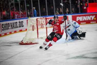 COLOGNE, Almanya - 14 Nisan 2025: Justin Schutz - Hokey play-off maçı DEL KOELNER HAIE - ERC INGOLSTADT at Lanxess Arena. Sadece yazı işleri için. Satmak veya dağıtmak yasaktır.