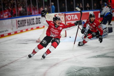 COLOGNE, Almanya - 14 Nisan 2025: Justin Schutz - Hokey play-off maçı DEL KOELNER HAIE - ERC INGOLSTADT at Lanxess Arena. Sadece yazı işleri için. Satmak veya dağıtmak yasaktır.