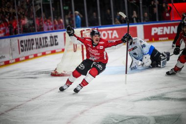 COLOGNE, Almanya - 14 Nisan 2025: Justin Schutz - Hokey play-off maçı DEL KOELNER HAIE - ERC INGOLSTADT at Lanxess Arena. Sadece yazı işleri için. Satmak veya dağıtmak yasaktır.