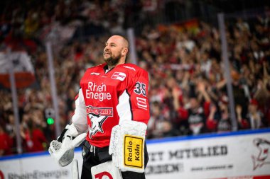 COLOGNE, Almanya - 14 Nisan 2025: Julius Hudacek - Hokey play-off maçı DeL KOELNER HAIE - ERC INGOLSTADT at Lanxess Arena. Sadece yazı işleri için. Satmak veya dağıtmak yasaktır.