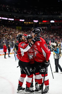 COLOGNE, Almanya - 14 Nisan 2025: Gregor MacLeod, Frederik Storm, Frederic Storm - Hokey play-off maçı DEL KOELNER HAIE - ERC INGOLSTADT at Lanxess Arena. Sadece yazı işleri için. Satmak veya dağıtmak yasaktır.