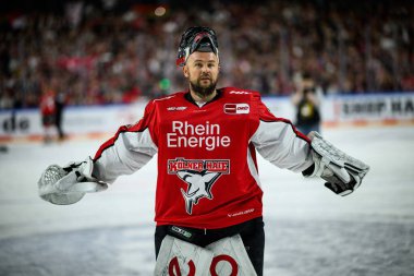 COLOGNE, Almanya - 14 Nisan 2025: Julius Hudacek - Hokey play-off maçı DeL KOELNER HAIE - ERC INGOLSTADT at Lanxess Arena. Sadece yazı işleri için. Satmak veya dağıtmak yasaktır.