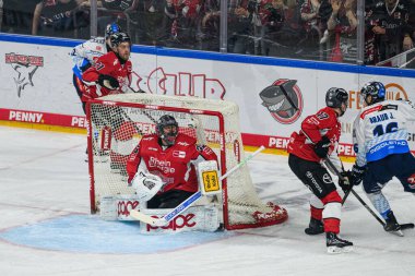 COLOGNE, Almanya - 14 Nisan 2025: Julius Hudacek - Hokey play-off maçı DeL KOELNER HAIE - ERC INGOLSTADT at Lanxess Arena. Sadece yazı işleri için. Satmak veya dağıtmak yasaktır.