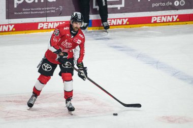 COLOGNE, Almanya - 14 Nisan 2025: Adam Almquist - Hokey play-off maçı DeL KOELNER HAIE - ERC INGOLSTADT at Lanxess Arena. Sadece yazı işleri için. Satmak veya dağıtmak yasaktır.