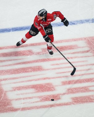 COLOGNE, Almanya - 14 Nisan 2025: Tim Wohlgemuth - Hokey play-off maçı DeL KOELNER HAIE - ERC INGOLSTADT at Lanxess Arena. Sadece yazı işleri için. Satmak veya dağıtmak yasaktır.