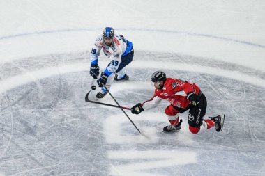 COLOGNE, Almanya - 14 Nisan 2025: Veli-Matti Vittasmaki - Hokey play-off maçı DEL KOELNER HAIE - ERC INGOLSTADT at Lanxess Arena. Sadece yazı işleri için. Satmak veya dağıtmak yasaktır.