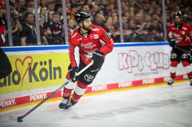 COLOGNE, Almanya - 14 Nisan 2025: Alexandre Grenier - Hokey play-off maçı DeL KOELNER HAIE - ERC INGOLSTADT at Lanxess Arena. Sadece yazı işleri için. Satmak veya dağıtmak yasaktır.