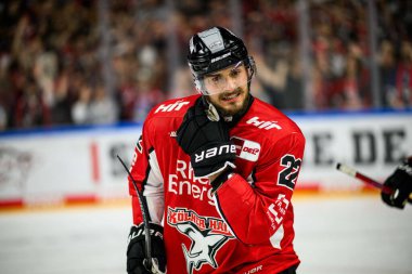 COLOGNE, Almanya - 14 Nisan 2025: Maximilian Glotzl - Hokey play-off maçı DEL KOELNER HAIE - ERC INGOLSTADT at Lanxess Arena. Sadece yazı işleri için. Satmak veya dağıtmak yasaktır.