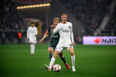 FRANKFURT, GERMANY - 17 Nisan 2025: Hugo Larsson - Eintracht Frankfurt ile Tottenham Hotspur F.C. arasındaki UEFA Avrupa Ligi maçı Deutsche Bank Park 'ta..