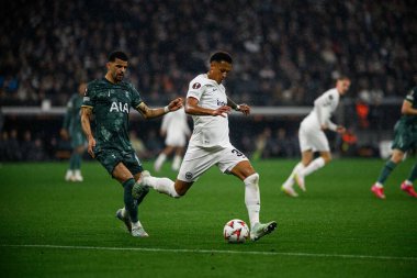 FRANKFURT, GERMANY - 17 APRIL, 2025: Tuta, Dominic Solanke - Eintracht Frankfurt Tottenham Hotspur F.C. arasındaki UEFA Avrupa Ligi maçı Deutsche Bank Park 'ta..