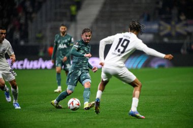 FRANKFURT, GERMANY - 17 Nisan 2025: James Maddison - Eintracht Frankfurt ile Tottenham Hotspur F.C. arasındaki UEFA Avrupa Ligi maçı Deutsche Bank Park 'ta..