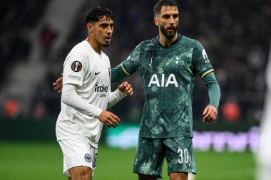 FRANKFURT, GERMANY - 17 APRIL, 2025: Fares Chaibi, Rodrigo Bentancur - Eintracht-Tottenham Hotspur FC arasındaki UEFA Avrupa Ligi maçı Deutsche Bank Park 'ta..