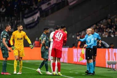 FRANKFURT, GERMANY - 17 APRIL, 2025: VAR, Kaua Santos, Guglielmo Vicario, Hakem, Filippo Meli, Yardımcı hakem, Stefano Alassio - Eintracht Frankfurt Tottenham Hotspur FC arasındaki UEFA Avrupa Ligi maçı Deutsche Bank Park 'ta..
