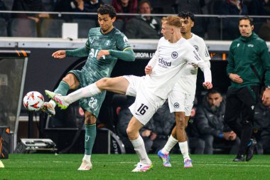 FRANKFURT, GERMANY - 17 Nisan 2025: Hugo Larsson, Brennan Johnson - Eintracht Frankfurt Tottenham Hotspur F.C. Deutsche Bank Park 'ta..
