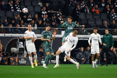 FRANKFURT, GERMANY - 17 Nisan 2025: Brennan Johnson, Hugo Larsson - Eintracht Frankfurt Tottenham Hotspur F.C. arasındaki UEFA Avrupa Ligi maçı Deutsche Bank Park 'ta..