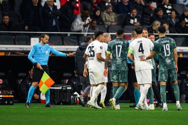 FRANKFURT, GERMANY - 17 APRIL, 2025: Yardımcı hakem, Davide Massa - Eintracht Frankfurt Tottenham Hotspur F.C. Deutsche Bank Park 'ta..