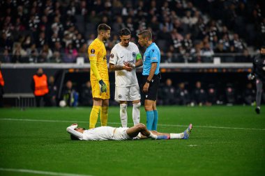 FRANKFURT, GERMANY - 17 APRIL, 2025: Hugo Ekitike., Guglielmo Vicario, Robin Koch, hakem, Filippo Meli - Eintracht Frankfurt Tottenham Hotspur F.C. Deutsche Bank Park 'ta..