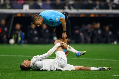 FRANKFURT, GERMANY - 17 APRIL, 2025: Hugo Ekitike, hakem, Filippo Meli - Eintracht-Tottenham Hotspur FC arasındaki UEFA Avrupa Ligi maçı Deutsche Bank Park 'ta..