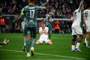 FRANKFURT, GERMANY - 17 Nisan 2025: Rasmus Kristensen - Eintracht Frankfurt ile Tottenham Hotspur F.C. arasındaki UEFA Avrupa Ligi maçı Deutsche Bank Park 'ta..