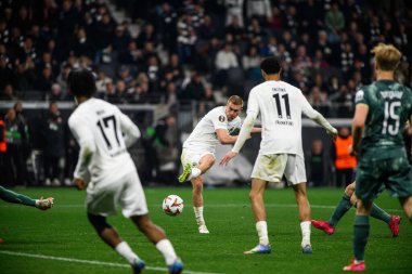 FRANKFURT, GERMANY - 17 Nisan 2025: Rasmus Kristensen - Eintracht Frankfurt ile Tottenham Hotspur F.C. arasındaki UEFA Avrupa Ligi maçı Deutsche Bank Park 'ta..