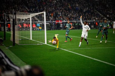 FRANKFURT, GERMANY - 17 Nisan 2025: Guglielmo Vicario - Eintracht Frankfurt ile Tottenham Hotspur F.C. arasındaki UEFA Avrupa Ligi maçı Deutsche Bank Park 'ta..