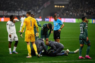 FRANKFURT, GERMANY - 17 APRIL, 2025: Guglielmo Vicario, Hakem, Filippo Meli - Eintracht Frankfurt ile Tottenham Hotspur FC arasındaki UEFA Avrupa Ligi maçı Deutsche Bank Park 'ta..