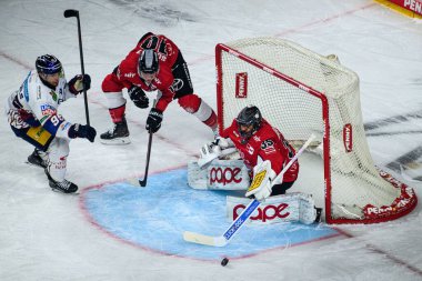 COLOGNE, Almanya - 19 Nisan 2025: Justin Schutz, Julius Hudacek - Hokey play-off maçı DEL KOELNER HAIE - Lanxess Arena 'da EISBAEREN BERLIN. Sadece yazı işleri için. Satmak veya dağıtmak yasaktır.