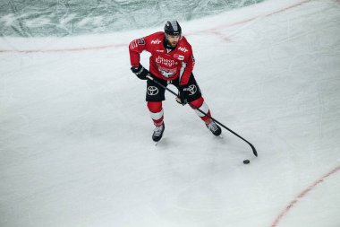 COLOGNE, Almanya - 19 Nisan 2025: Brady Austin - Hokey play-off maçı DeL KOELNER HAIE - Lanxess Arena 'da EISBAEREN BERLIN. Sadece yazı işleri için. Satmak veya dağıtmak yasaktır.