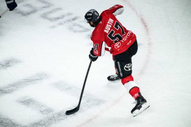 COLOGNE, Almanya - 19 Nisan 2025: Brady Austin - Hokey play-off maçı DeL KOELNER HAIE - Lanxess Arena 'da EISBAEREN BERLIN. Sadece yazı işleri için. Satmak veya dağıtmak yasaktır.