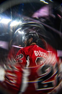 COLOGNE, Almanya - 19 Nisan 2025: Maximilian Glotzl - Hokey play-off maçı DeL KOELNER HAIE - Lanxess Arena 'da EISBAEREN BERLIN. Sadece yazı işleri için. Satmak veya dağıtmak yasaktır.