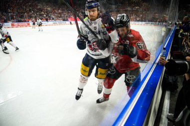 COLOGNE, Almanya - 19 Nisan 2025: Parker Tuomie - Hokey play-off maçı DeL KOELNER HAIE - Lanxess Arena 'da EISBAEREN BERLIN. Sadece yazı işleri için. Satmak veya dağıtmak yasaktır.