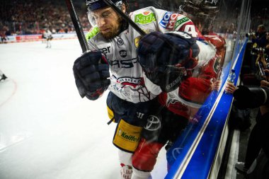 COLOGNE, Almanya - 19 Nisan 2025: Parker Tuomie - Hokey play-off maçı DeL KOELNER HAIE - Lanxess Arena 'da EISBAEREN BERLIN. Sadece yazı işleri için. Satmak veya dağıtmak yasaktır.