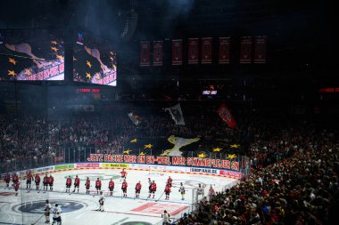 COLOGNE, Almanya - 19 Nisan 2025: Fan desteği ve koreo - Hokey play-off maçı DeL KOELNER HAIE - Lanxess Arena 'da EISBAEREN BERLIN. Sadece yazı işleri için. Satmak veya dağıtmak yasaktır.