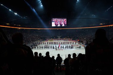 COLOGNE, Almanya - 19 Nisan 2025: Fan desteği ve koreo - Hokey play-off maçı DeL KOELNER HAIE - Lanxess Arena 'da EISBAEREN BERLIN. Sadece yazı işleri için. Satmak veya dağıtmak yasaktır.