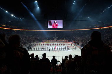 COLOGNE, Almanya - 19 Nisan 2025: Fan desteği ve koreo - Hokey play-off maçı DeL KOELNER HAIE - Lanxess Arena 'da EISBAEREN BERLIN. Sadece yazı işleri için. Satmak veya dağıtmak yasaktır.
