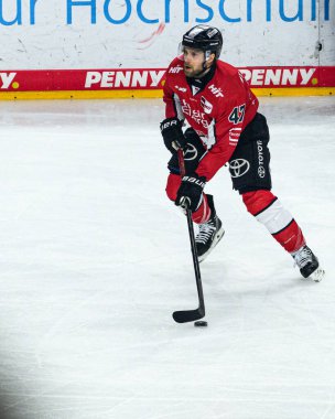 COLOGNE, Almanya - 19 Nisan 2025: Veli-Matti Vittasmaki - Hokey play-off maçı DEL KOELNER HAIE - Lanxess Arena 'da EISBAEREN BERLIN. Sadece yazı işleri için. Satmak veya dağıtmak yasaktır.