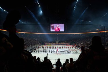 COLOGNE, Almanya - 19 Nisan 2025: Fan desteği ve koreo - Hokey play-off maçı DeL KOELNER HAIE - Lanxess Arena 'da EISBAEREN BERLIN. Sadece yazı işleri için. Satmak veya dağıtmak yasaktır.